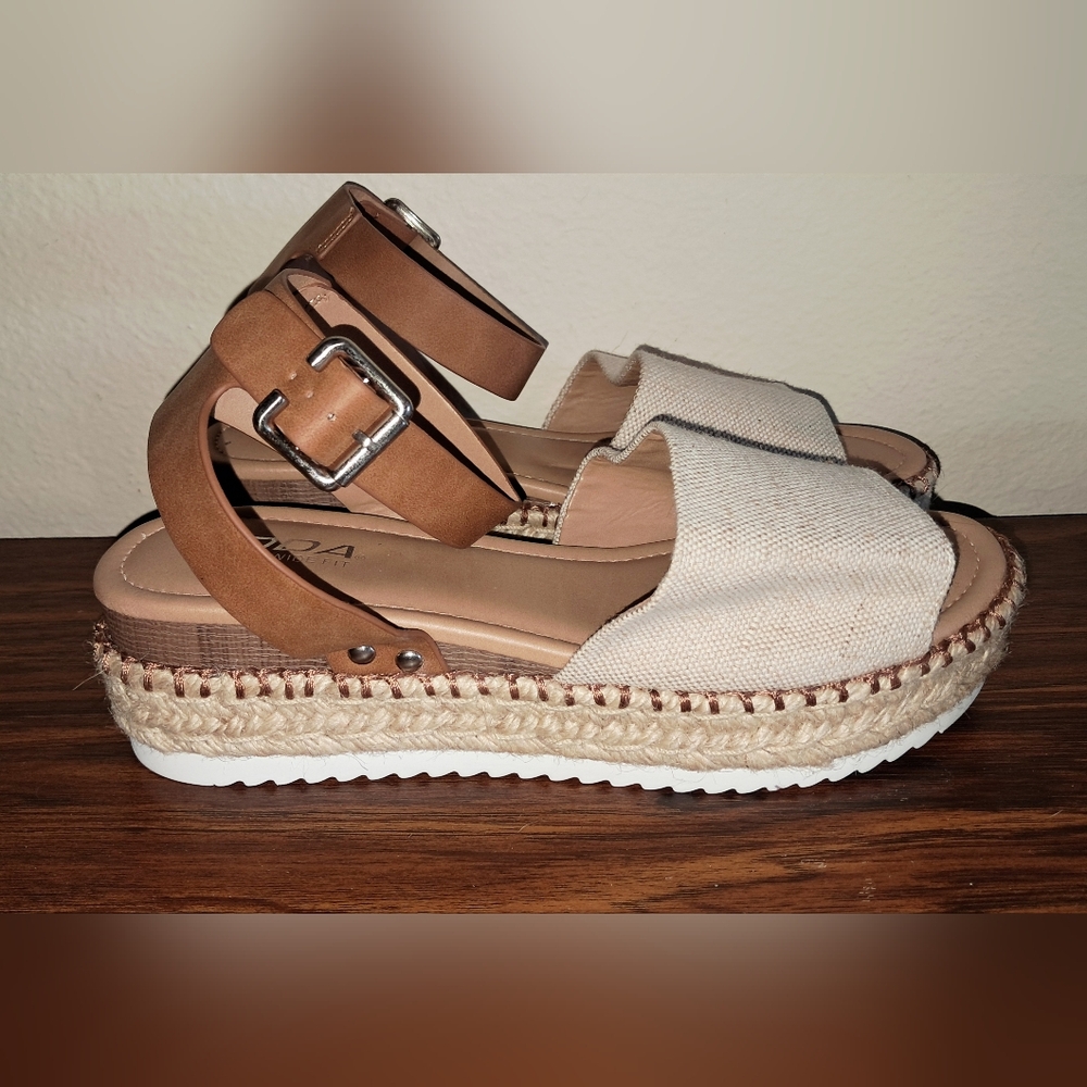 Soda Size 10 Wide Women's Tan Leather & Natural Canvas Espadrille Sandal